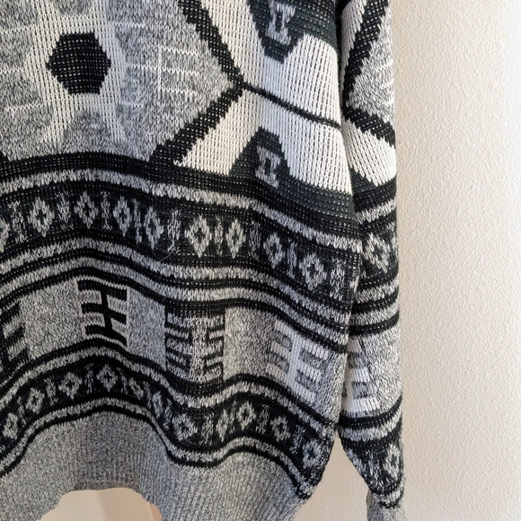 Vintage Retro Abstract Geometric Textured Crewneck Sweater In Gray/Black - Picture 6 of 12